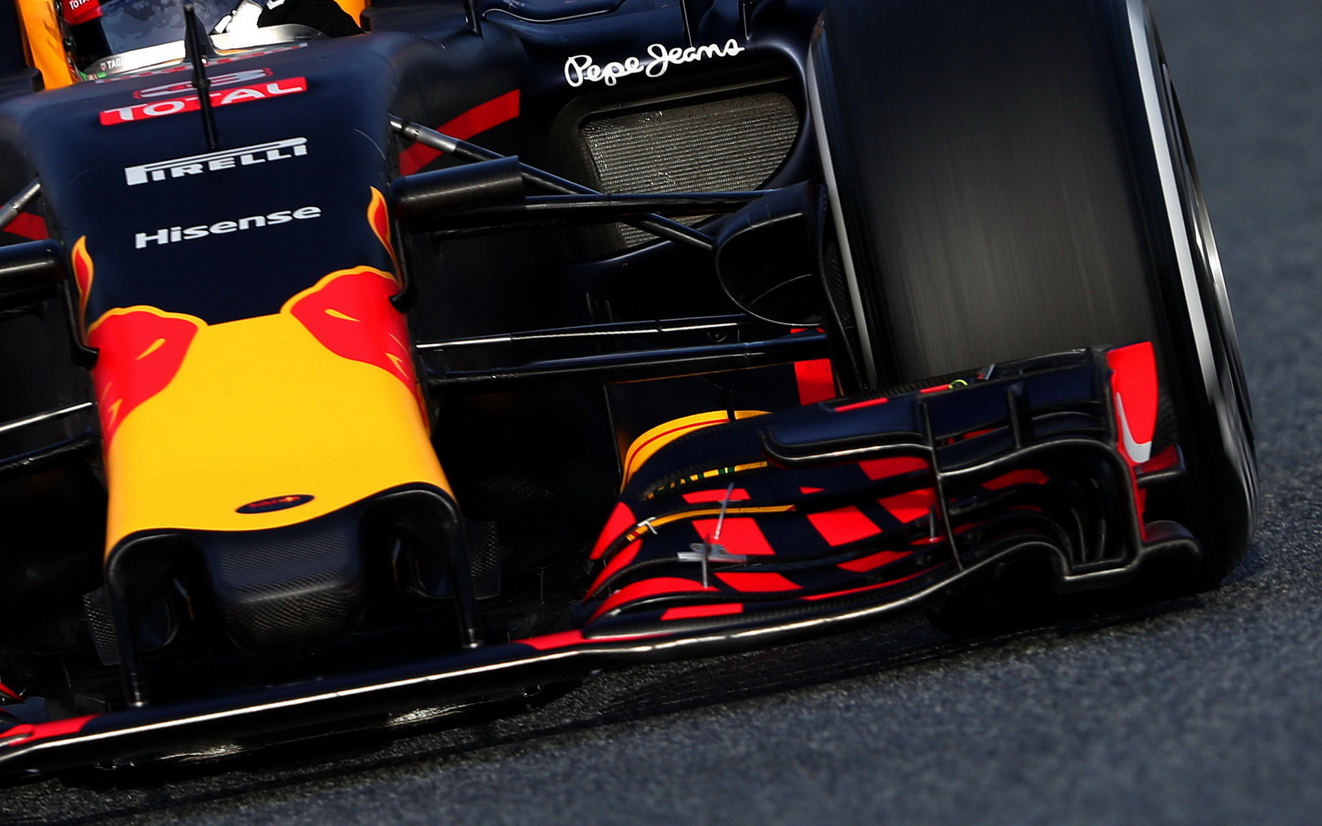 Detail předního křídla vozu Red Bull RB12 - Renault