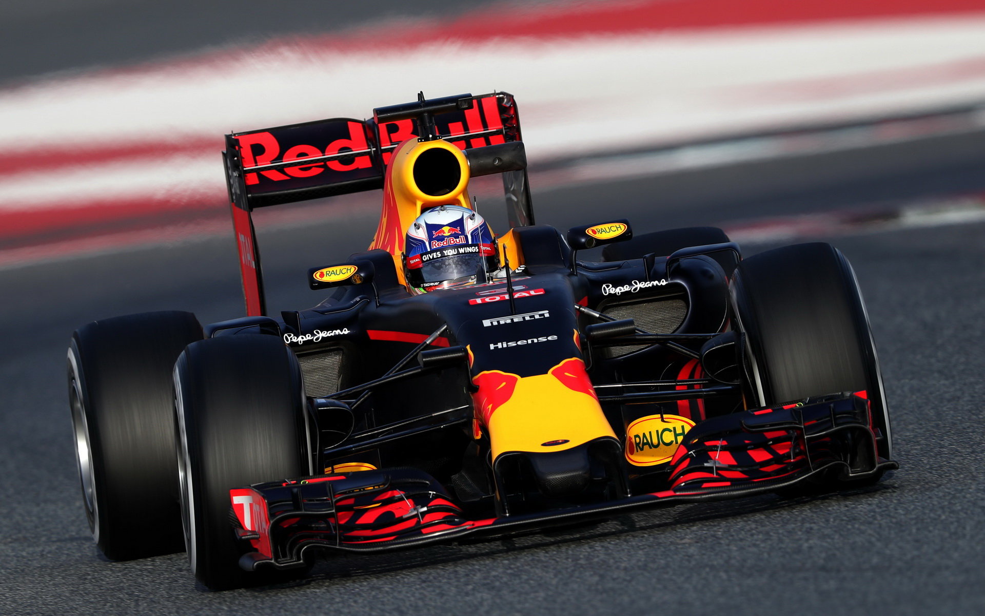 Daniel Ricciardo s vozem Red Bull RB12 - Renault