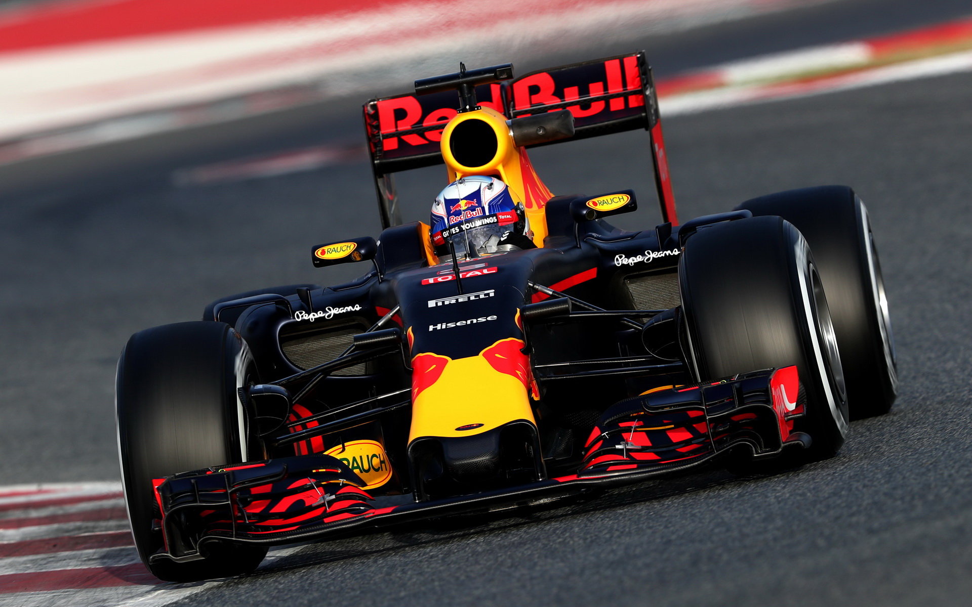 Daniel Ricciardo s vozem Red Bull RB12 - Renault