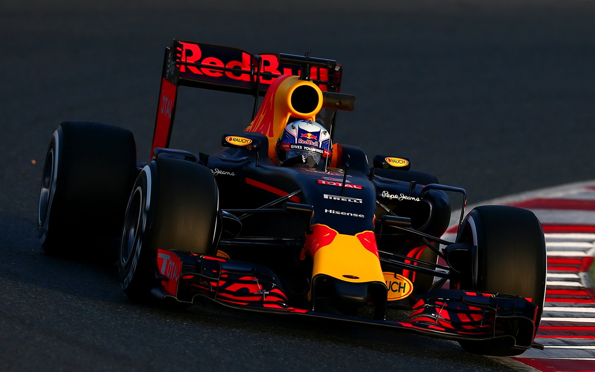 Daniel Ricciardo s vozem Red Bull RB12 - Renault