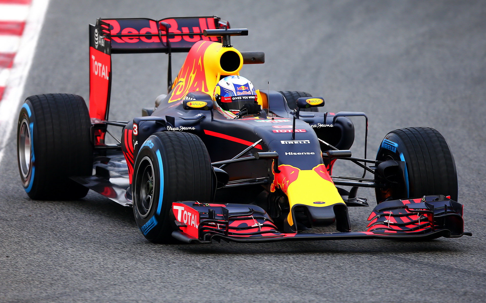 Daniel Ricciardo s vozem Red Bull RB12 - Renault