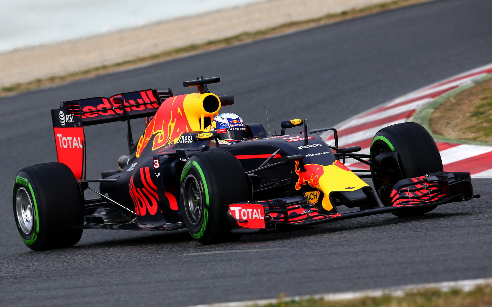 Daniel Ricciardo s vozem Red Bull RB12 - Renault