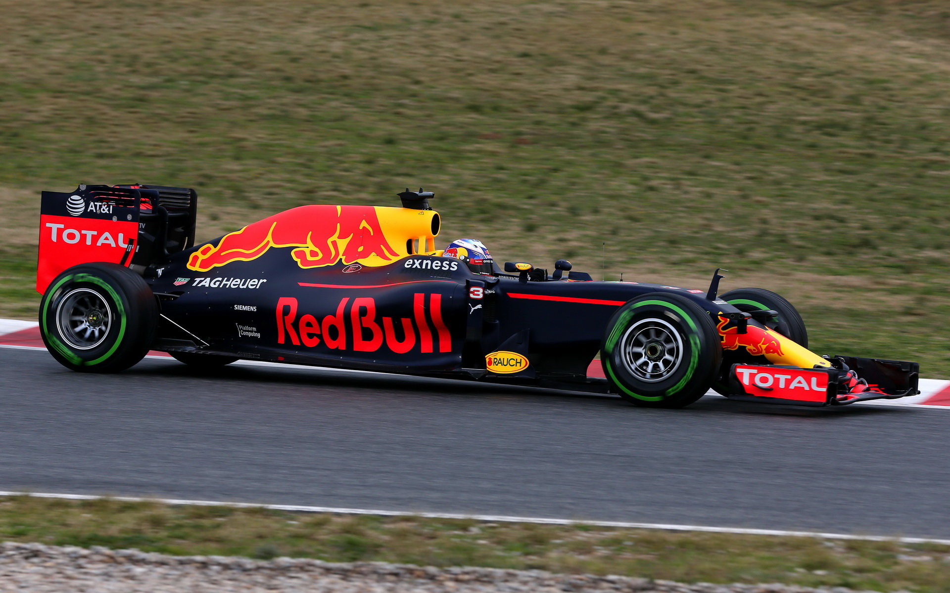 Daniel Ricciardo s vozem Red Bull RB12 - Renault