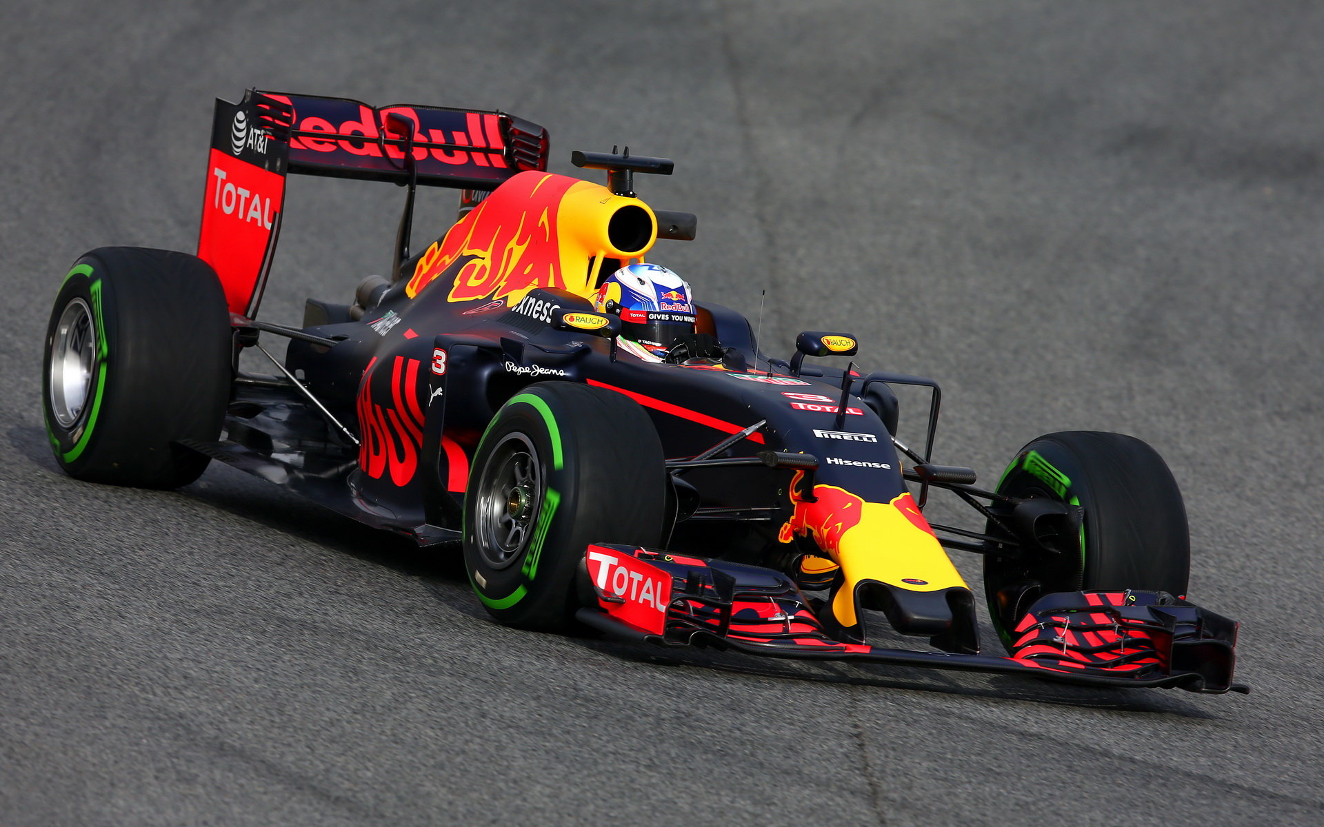 Daniel Ricciardo s vozem Red Bull RB12 - Renault