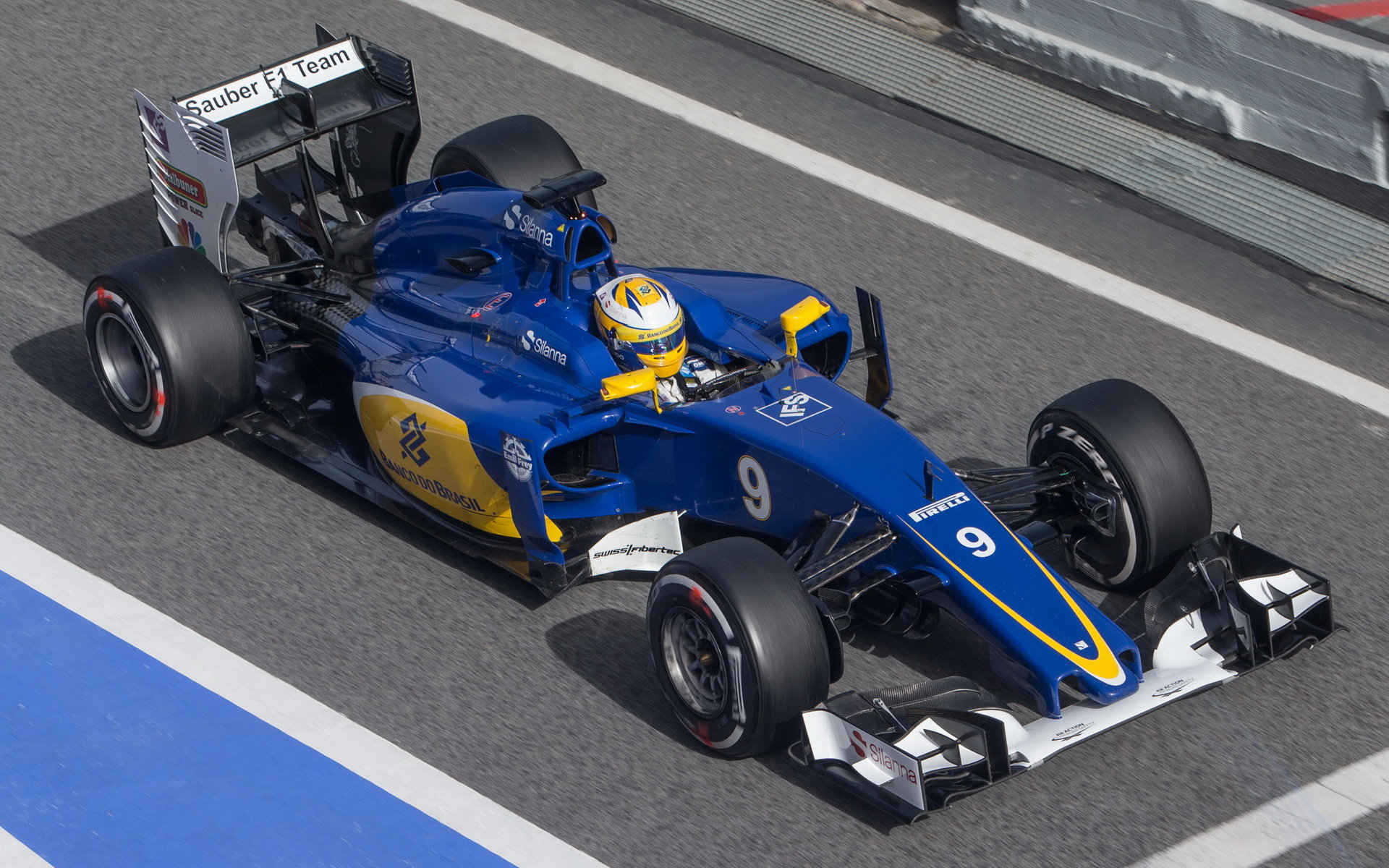 Marcus Ericsson s loňským vozem při testech v Barceloně