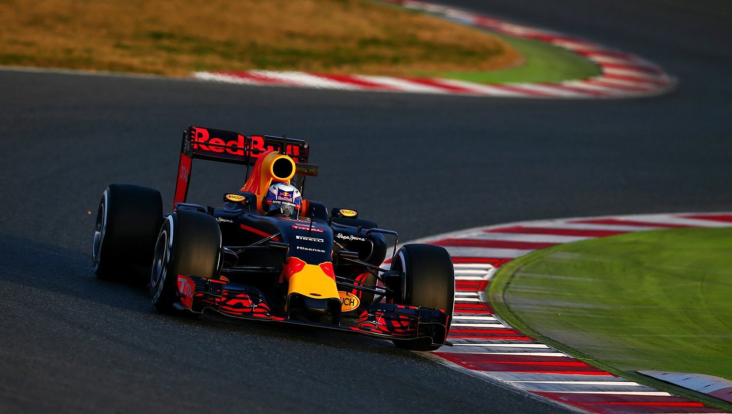 Daniel Ricciardo druhý den testů s Red Bullem RB12 vybojoval pomyslnou stříbrnou příčku