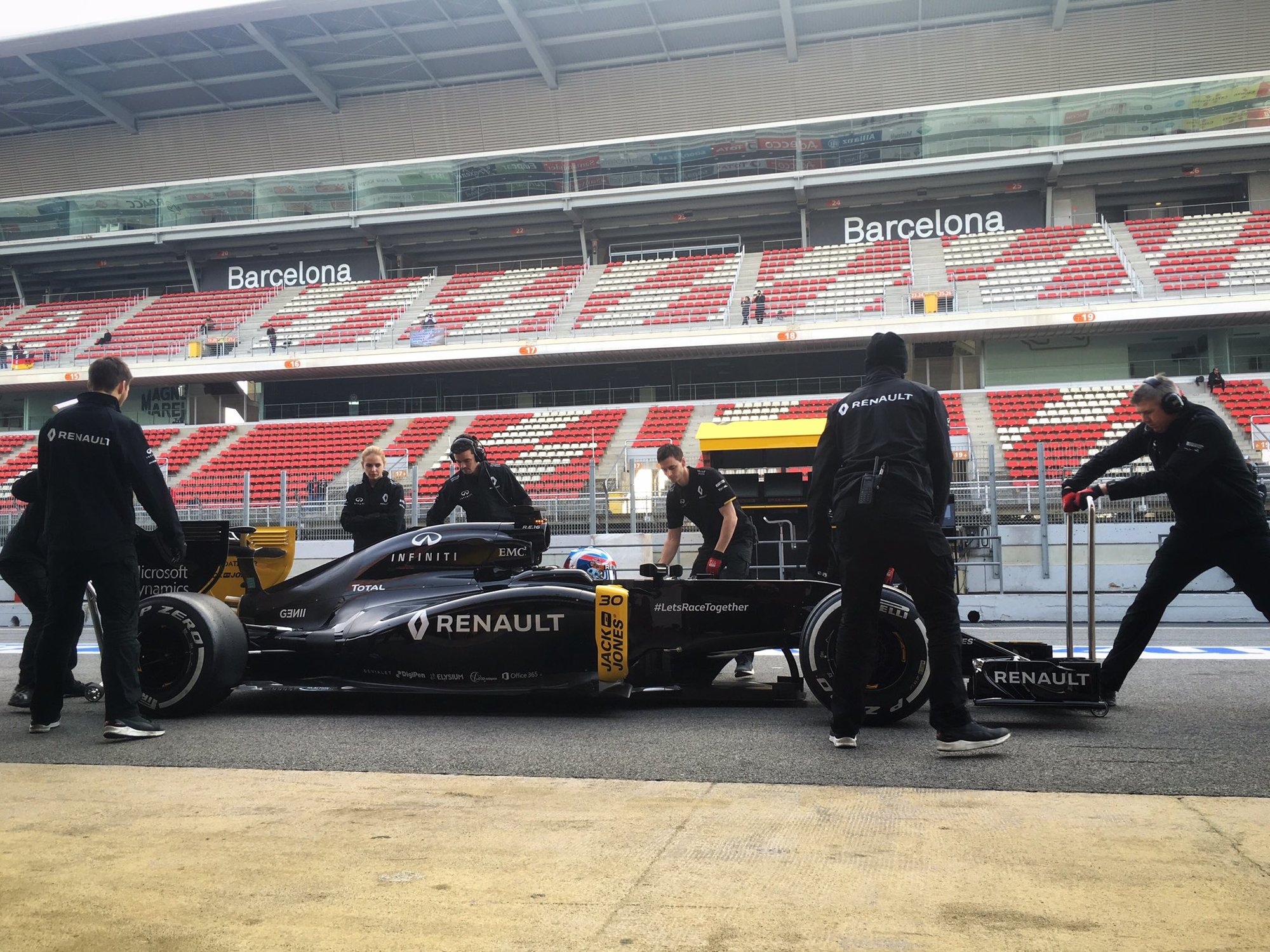 Renault při testech v Barceloně