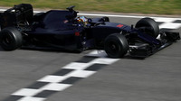 Carlos Sainz s vozem Toro Rosso STR11 - Ferrari
