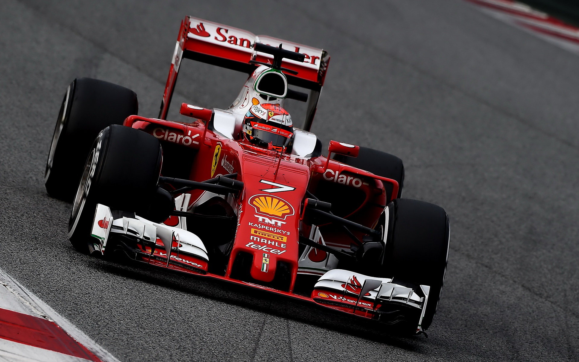 Kimi Räikkönen s novým vozem Ferrari SF16-H