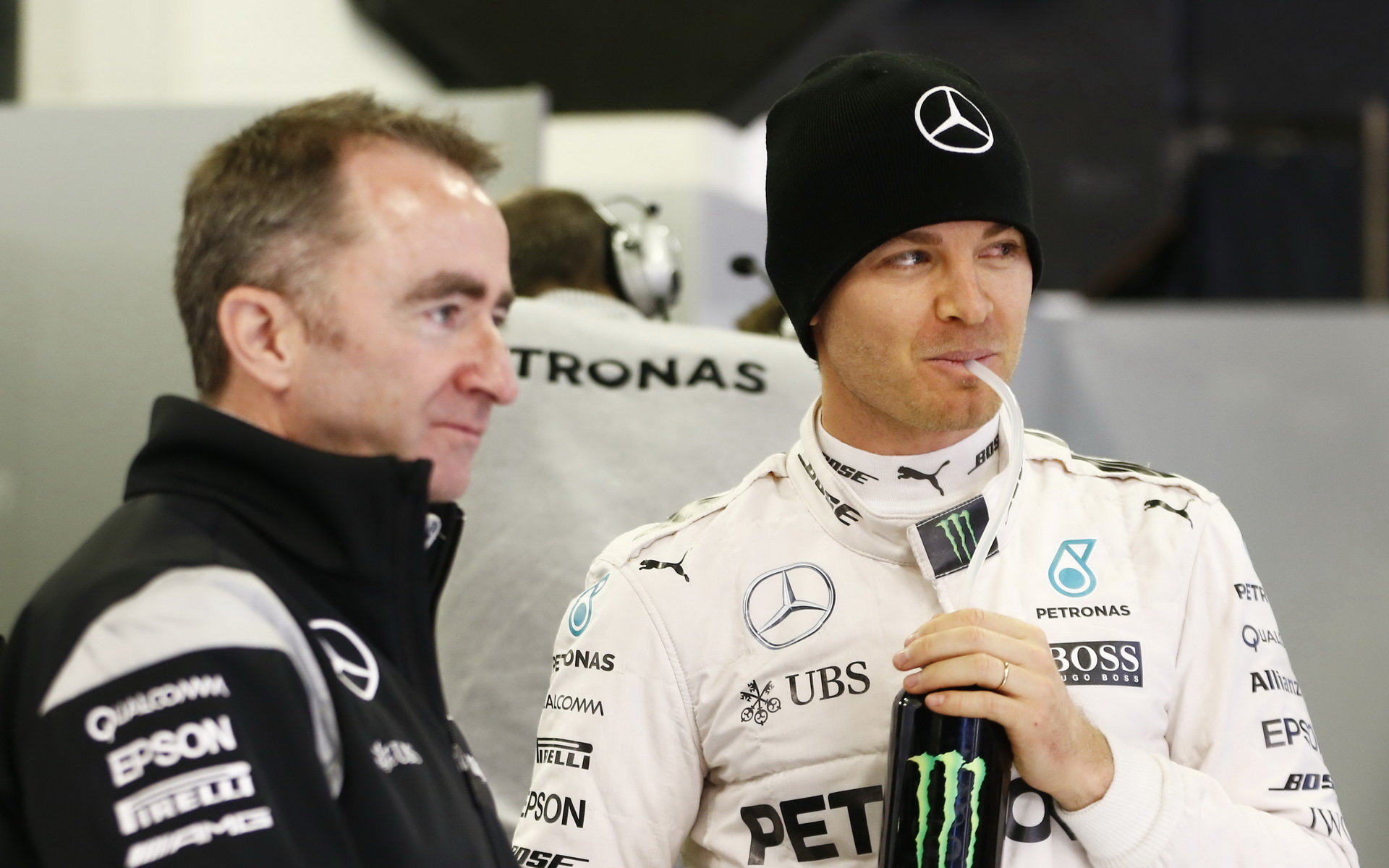 Nico Rosberg a Paddy Lowe dumají nad strategií