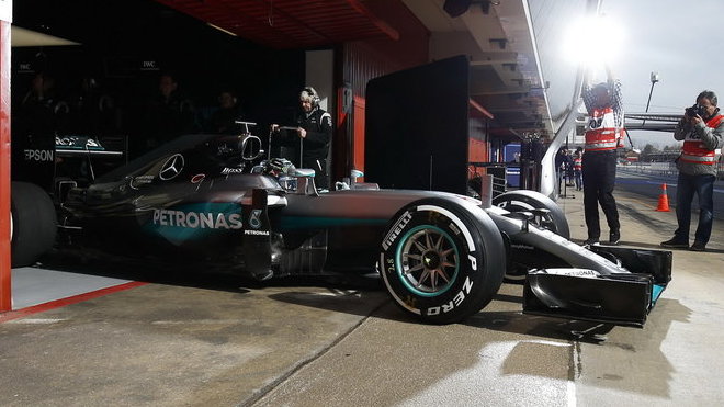 Nico Rosberg vyjíždí z garáže na okruh v Barceloně