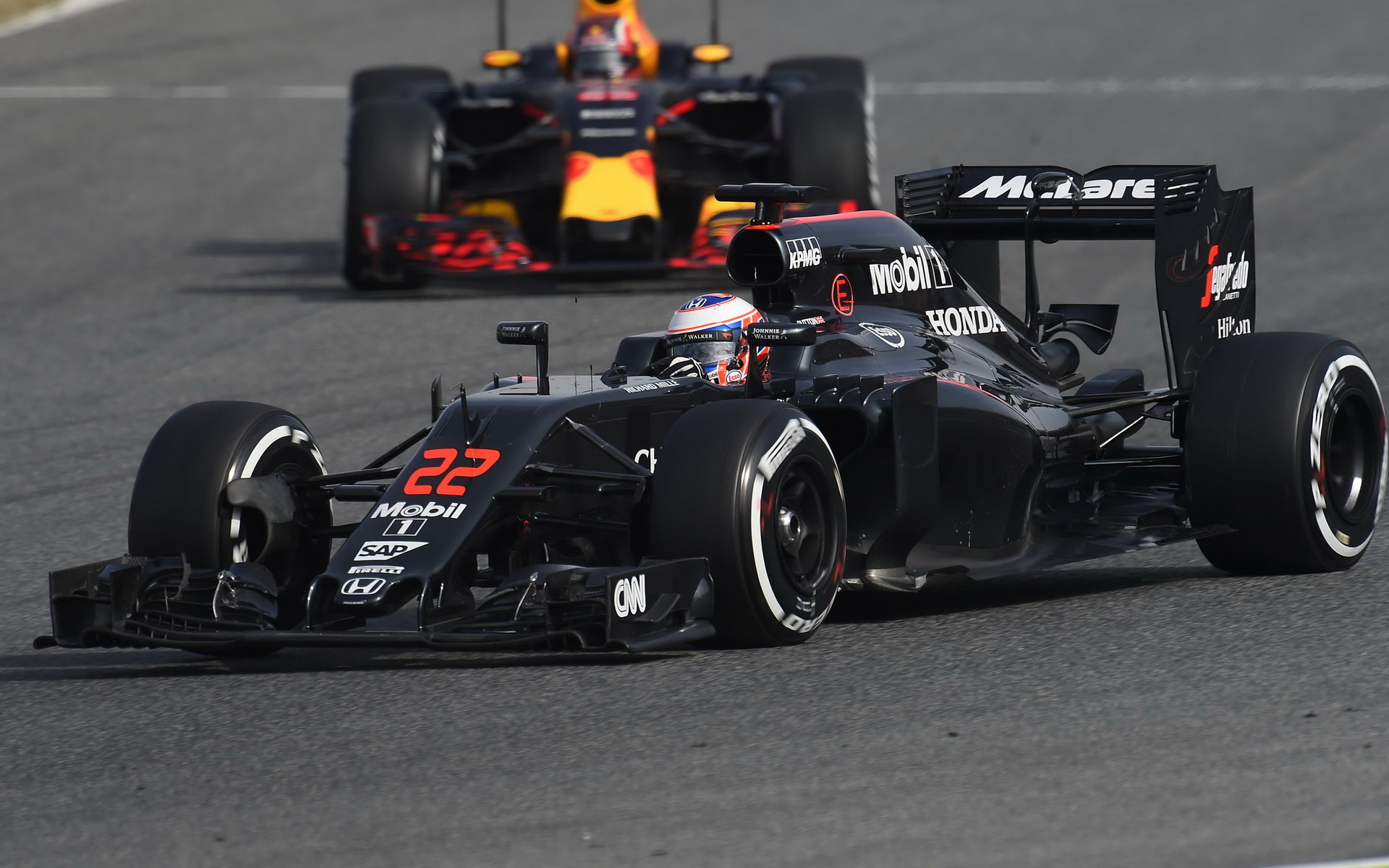 Jenson Button při testech McLarenu MP4-31 v Barceloně