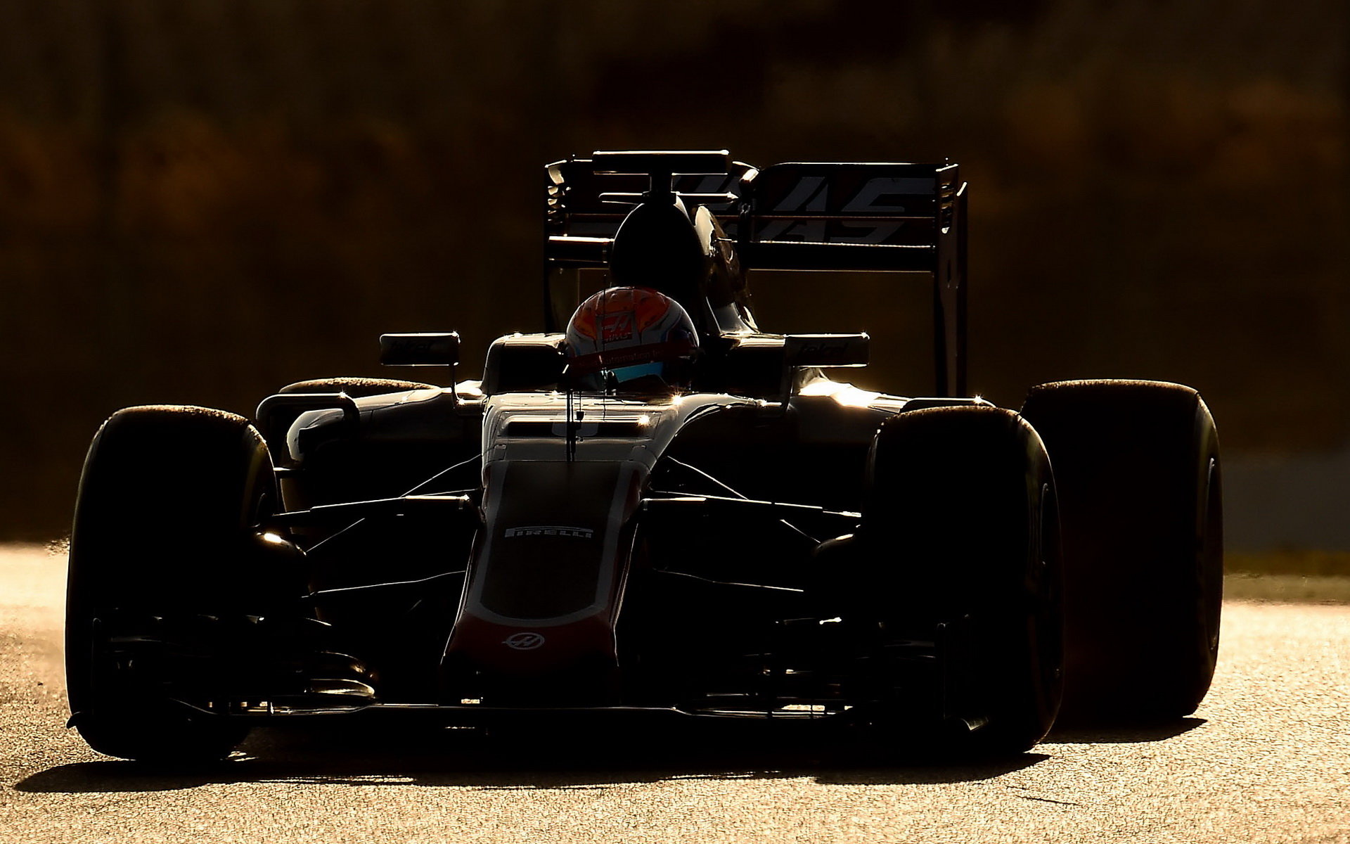 Romain Grosjean s novým vozem Haas VF-16 v zapadajícím slunci v Barceloně