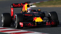 Daniel Ricciardo s novým vozem Red Bull RB12 - Renault