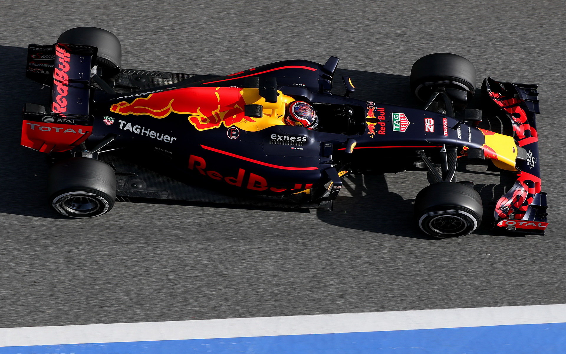 Daniil Kvjat s novým vozem Red Bull RB12 - Renault