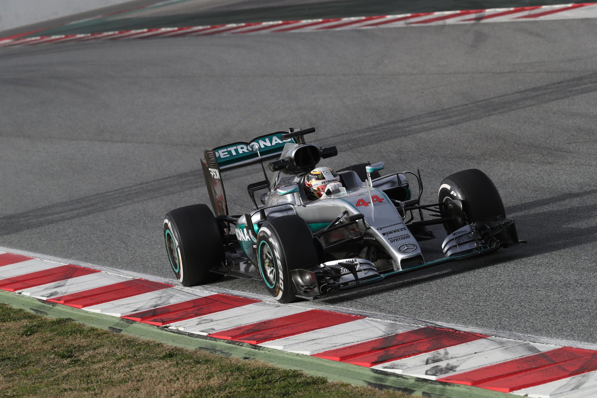 Lewis Hamilton s Mercedesem zvládá slušné množství kilometrů