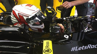 Kevin Magnussen před první jízdou s Renaultem RS16