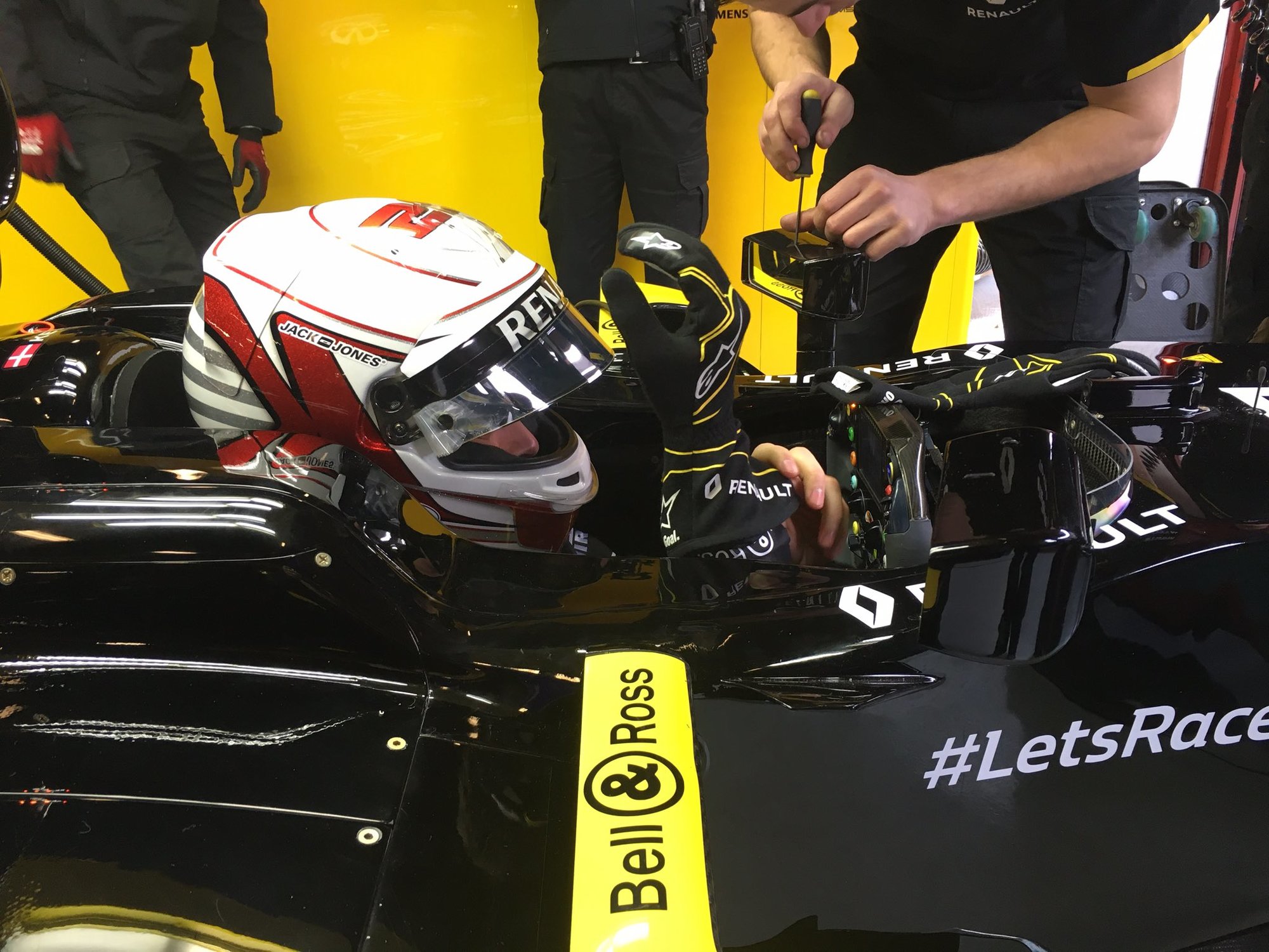 Kevin Magnussen před první jízdou s Renaultem RS16