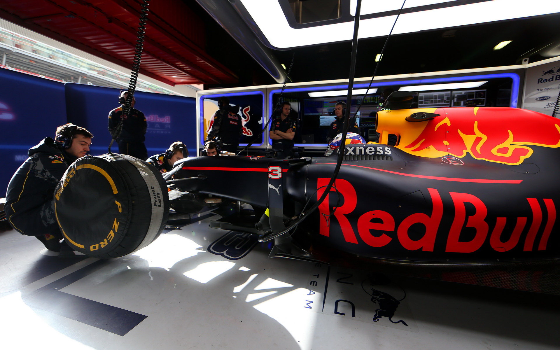 Daniel Ricciardo se připravuje na výjezd z garáže