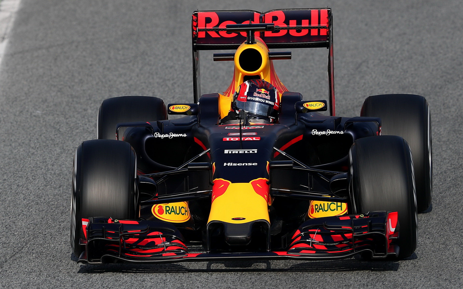 Daniil Kvjat s novým vozem Red Bull RB12 - Renault