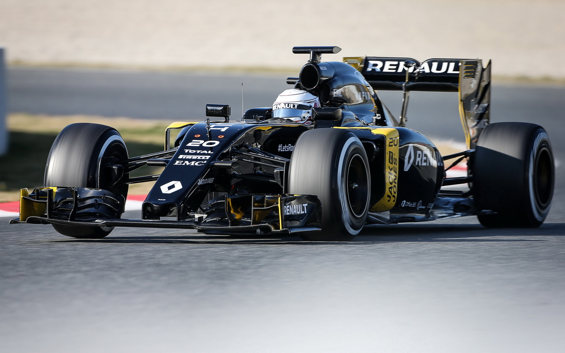 Kevin Magnussen s novým vozem Renault RS16