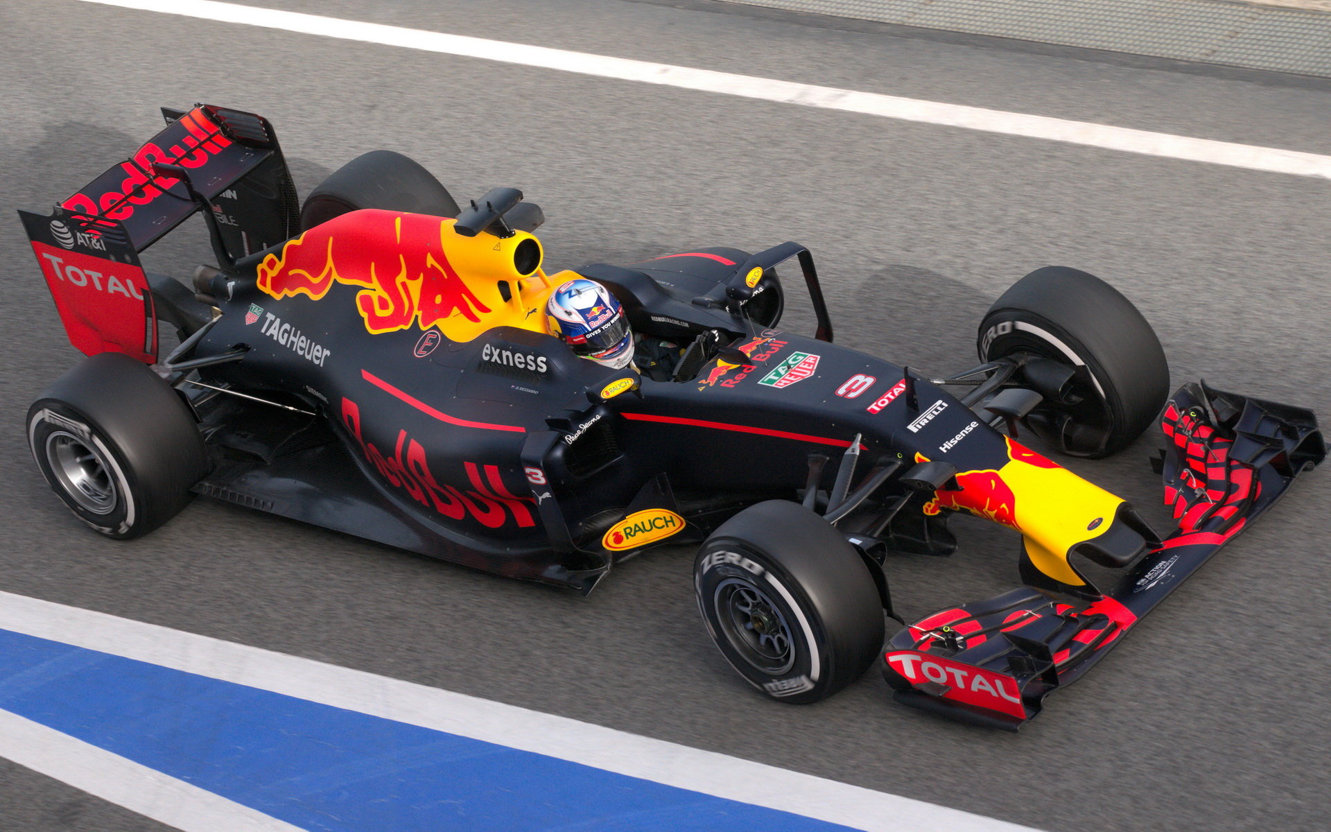 Daniel Ricciardo s novým vozem Red Bull RB12