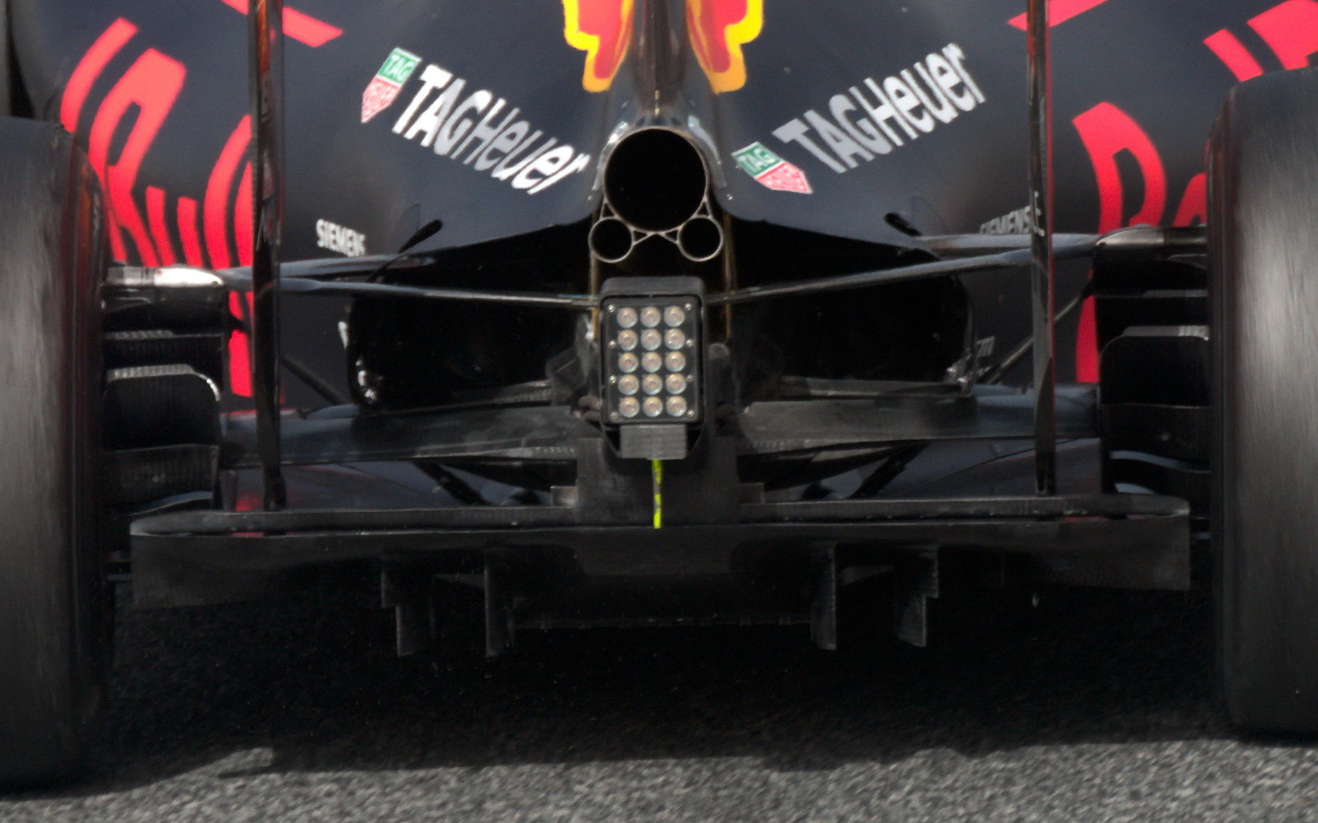 Detail difuzoru a výfuku vozu Red Bull RB12