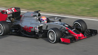 Grosjean s Haasem VF-16 v Barceloně