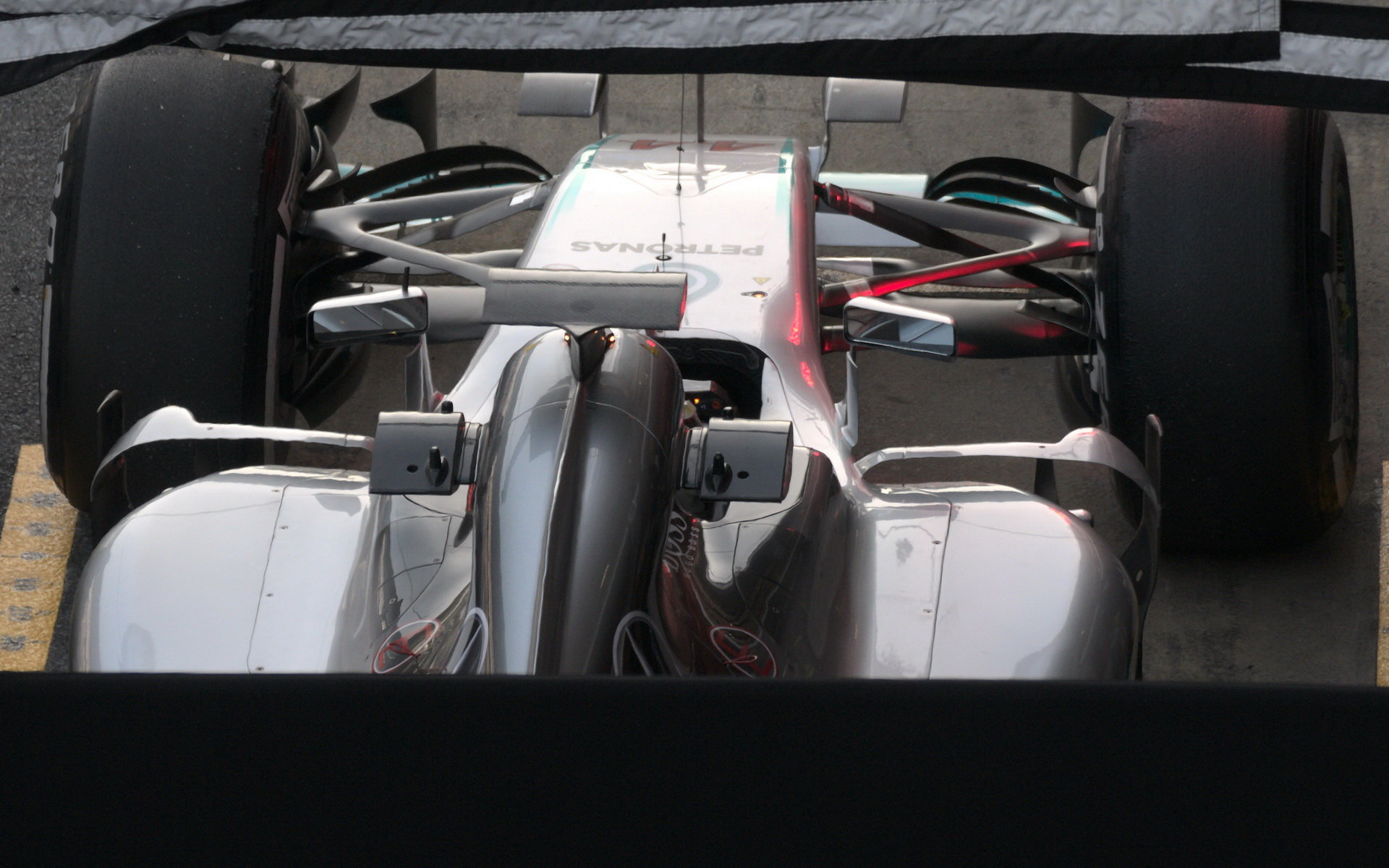 Lewis Hamilton a přední zavěšní Mercedesu F1 W07 Hybrid