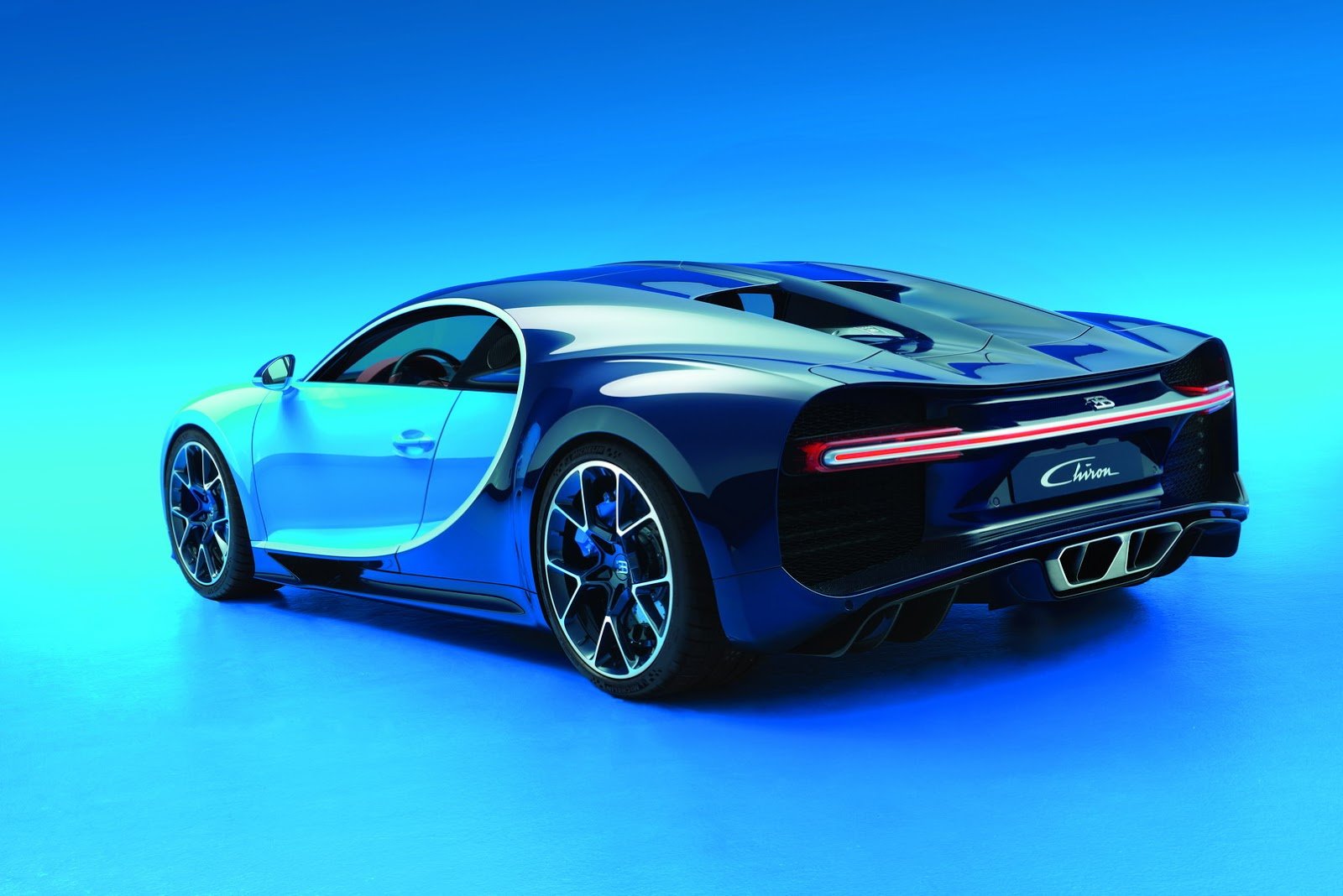 Bugatti Chiron nahrazuje letitý Veyron, váží necelé dvě tuny a má 1500 koní.