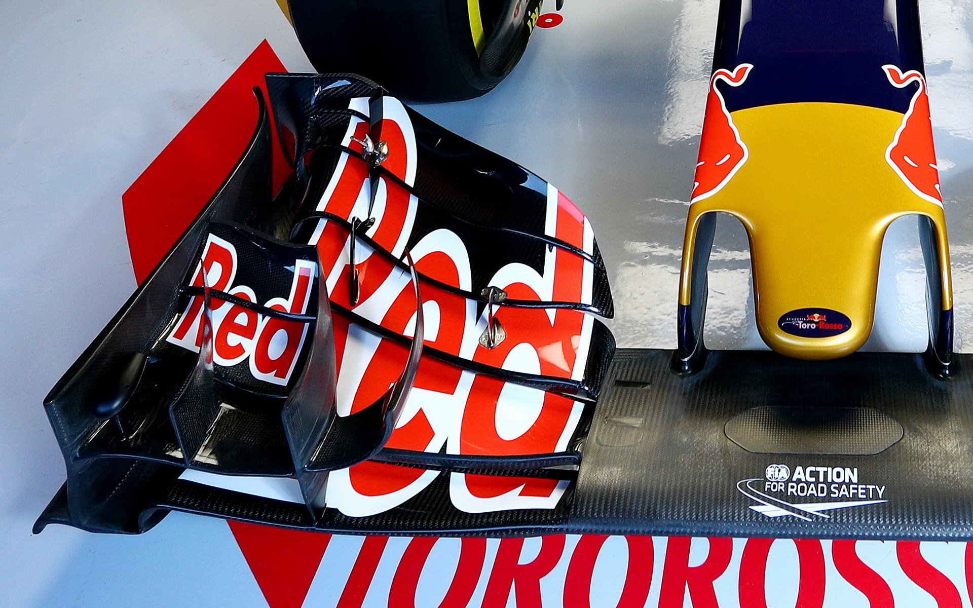 Přední křídlo vozu Toro Rosso STR11 - Ferrari