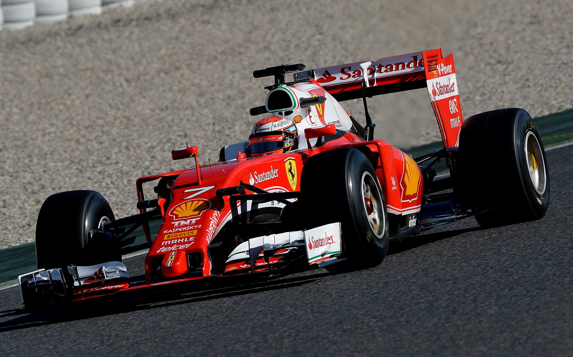 Kimi Räikkönen při posledních předsezonních testech v Barceloně s novým vozem Ferrari SF16-H