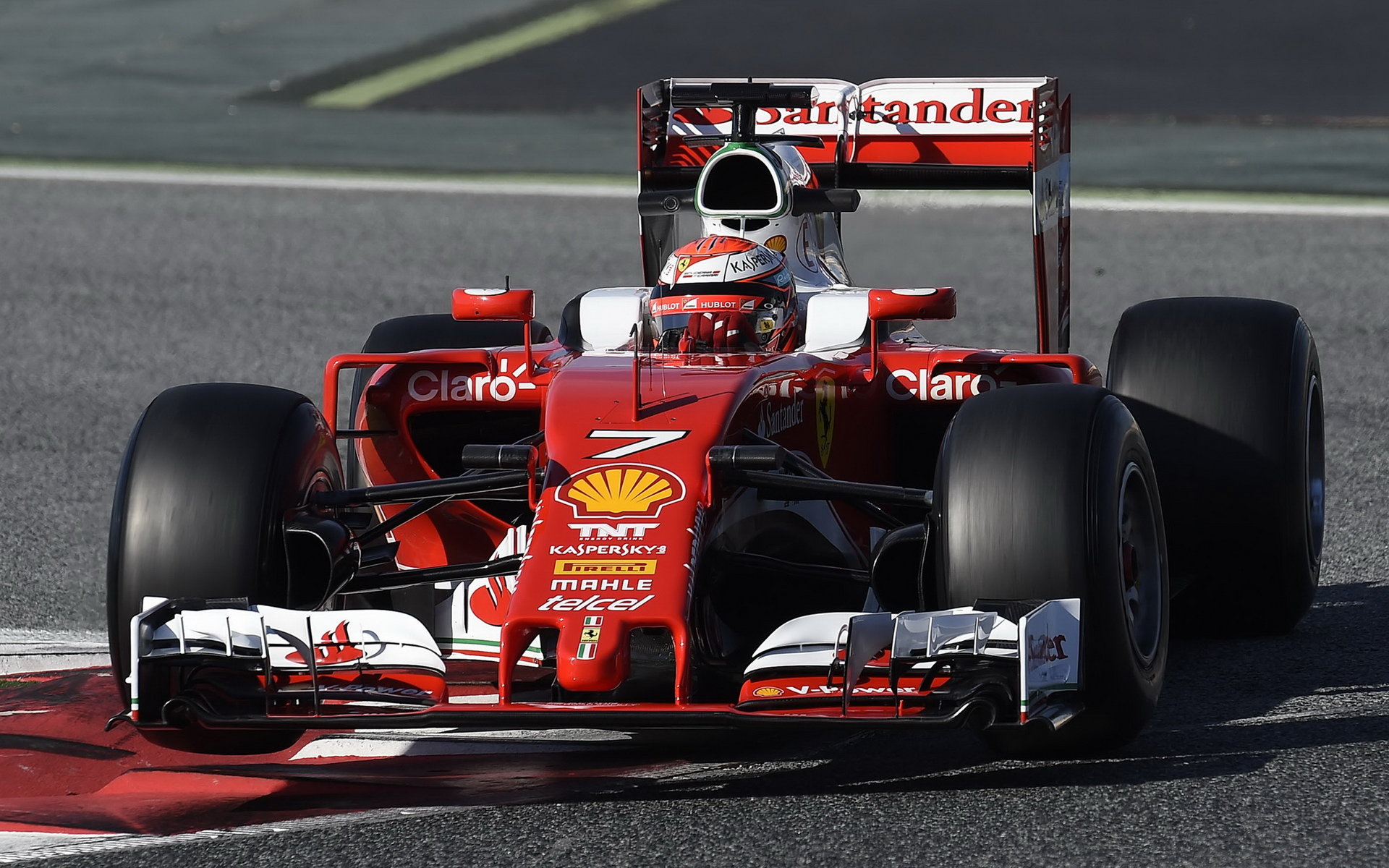 Kimi Räikkönen při posledních předsezonních testech v Barceloně s novým vozem Ferrari SF16-H