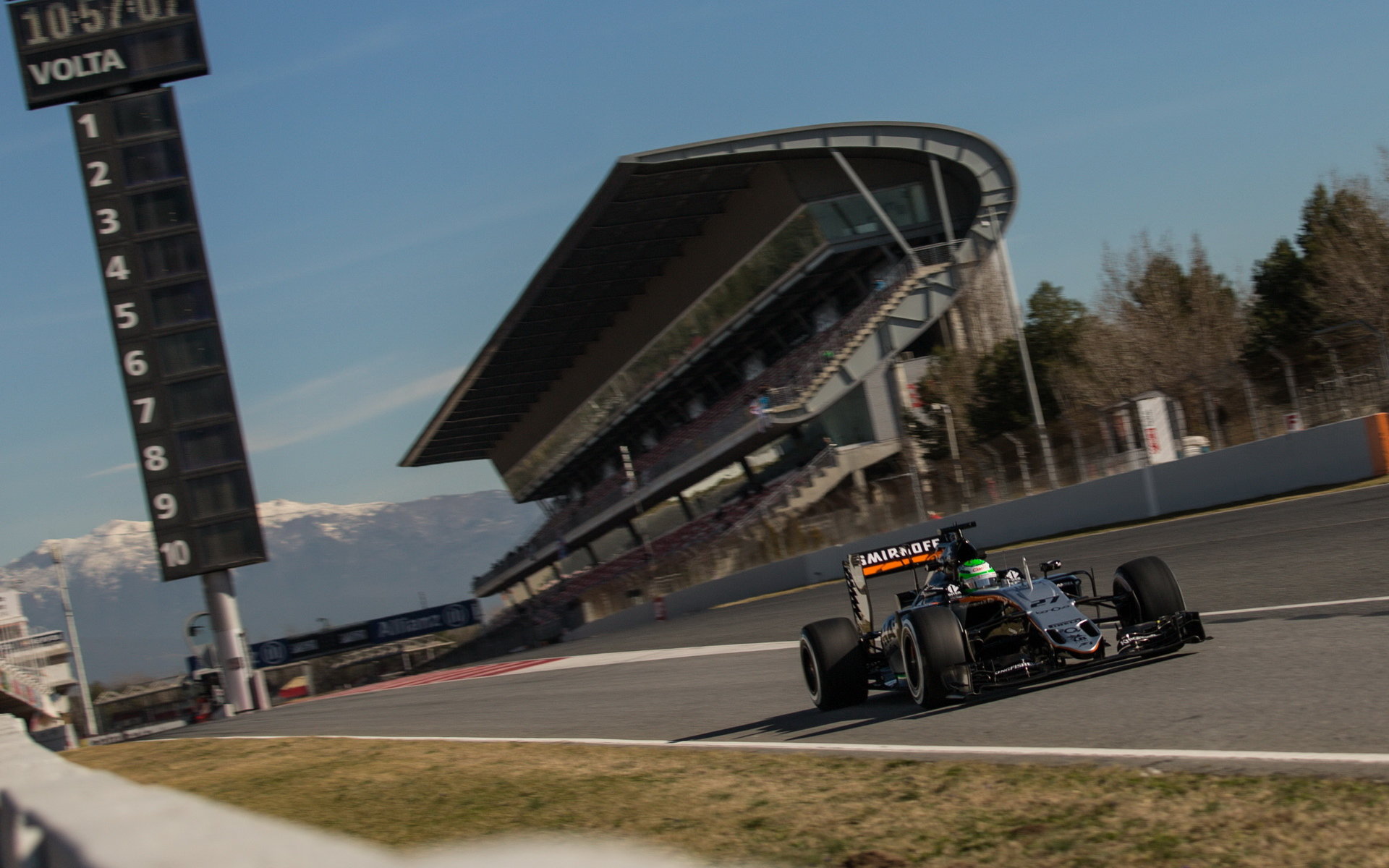 Nico Hülkenberg při posledních předsezonních testech v Barceloně