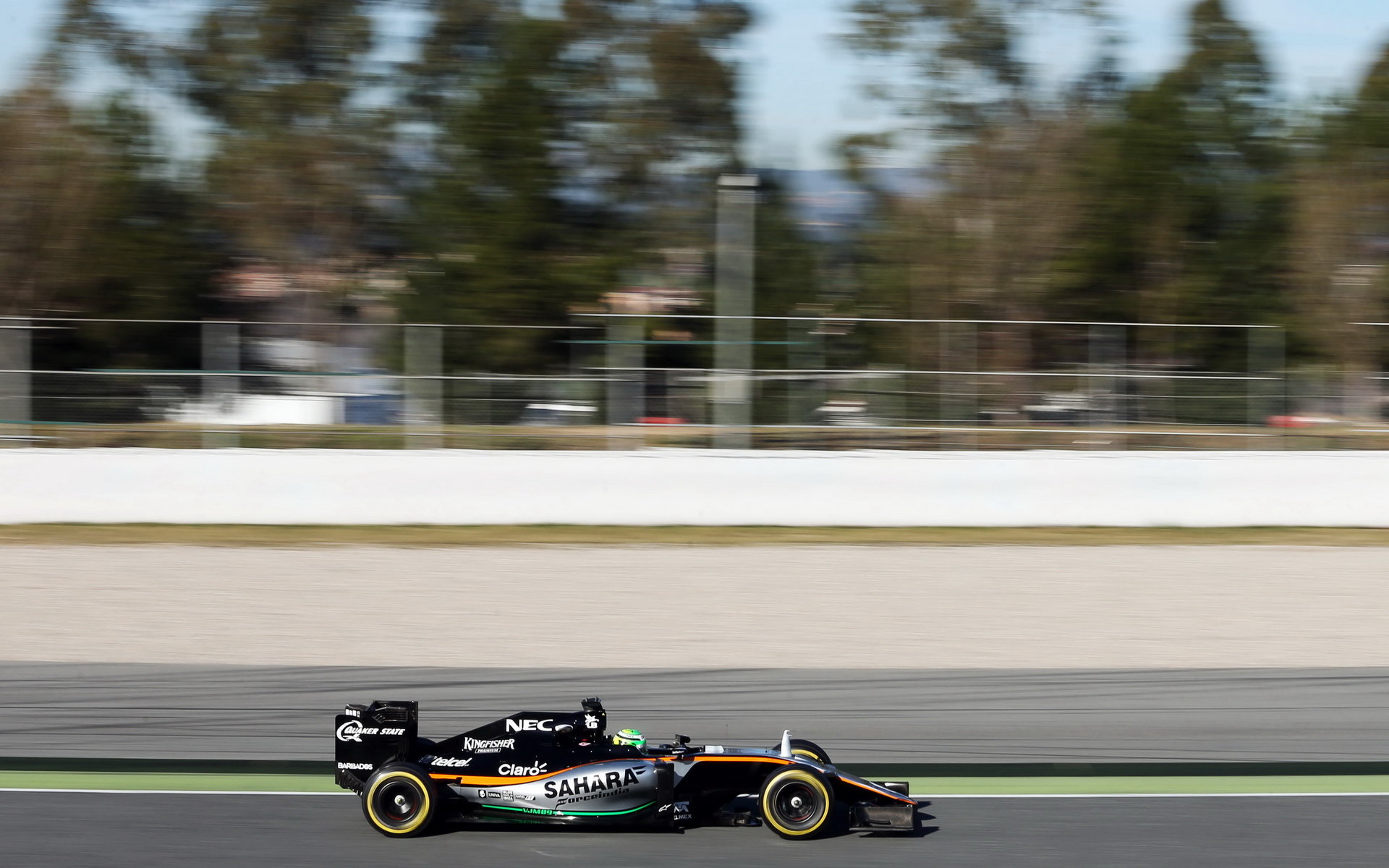 Nico Hülkenberg při posledních předsezonních testech v Barceloně s novým vozem Force India VJM09 - Mercedes