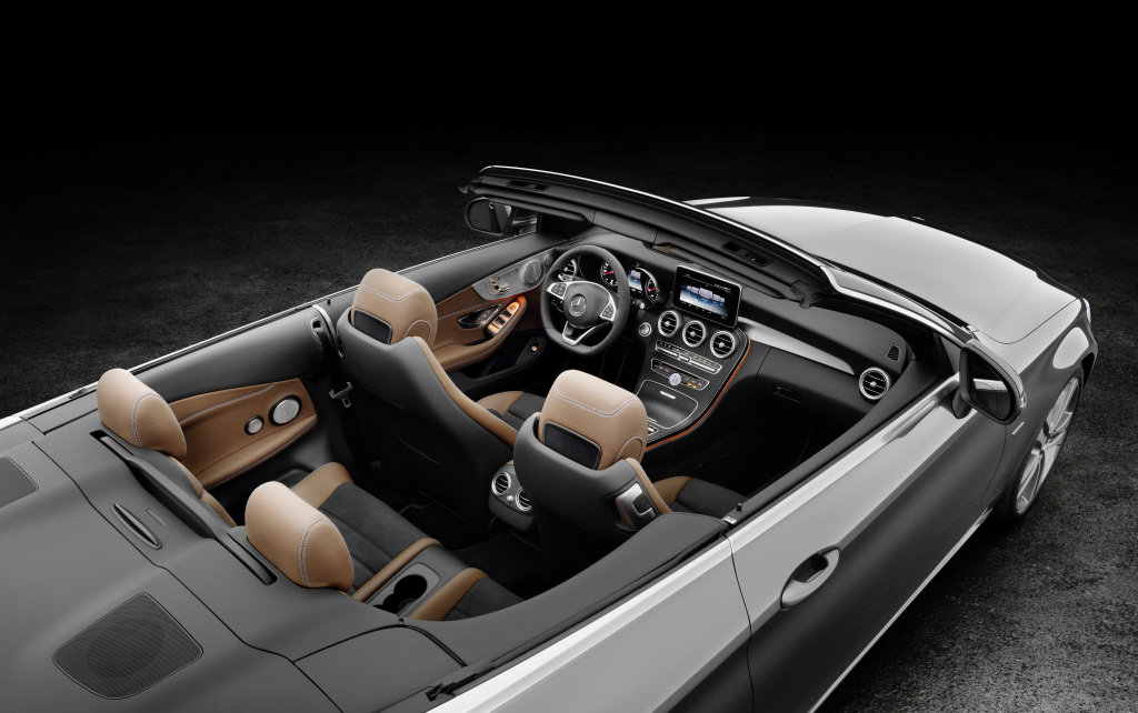 Palubní deska je dostatečně přehledná, Mercedes-Benz třídy C Cabriolet.