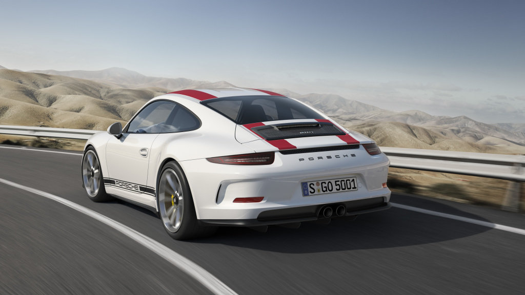 Porsche 911 R je modlou puristů, má atmosférický šestiválec a manuální převodovku.