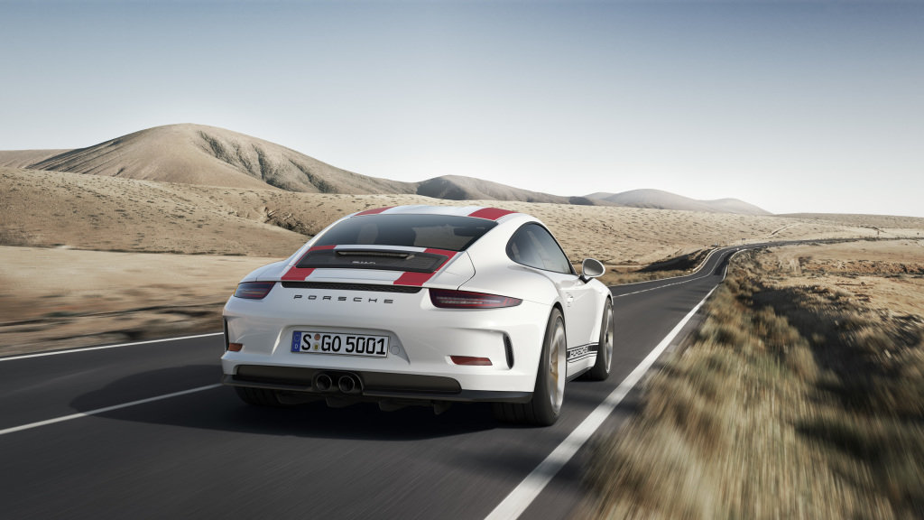 Porsche 911 R je modlou puristů, má atmosférický šestiválec a manuální převodovku.