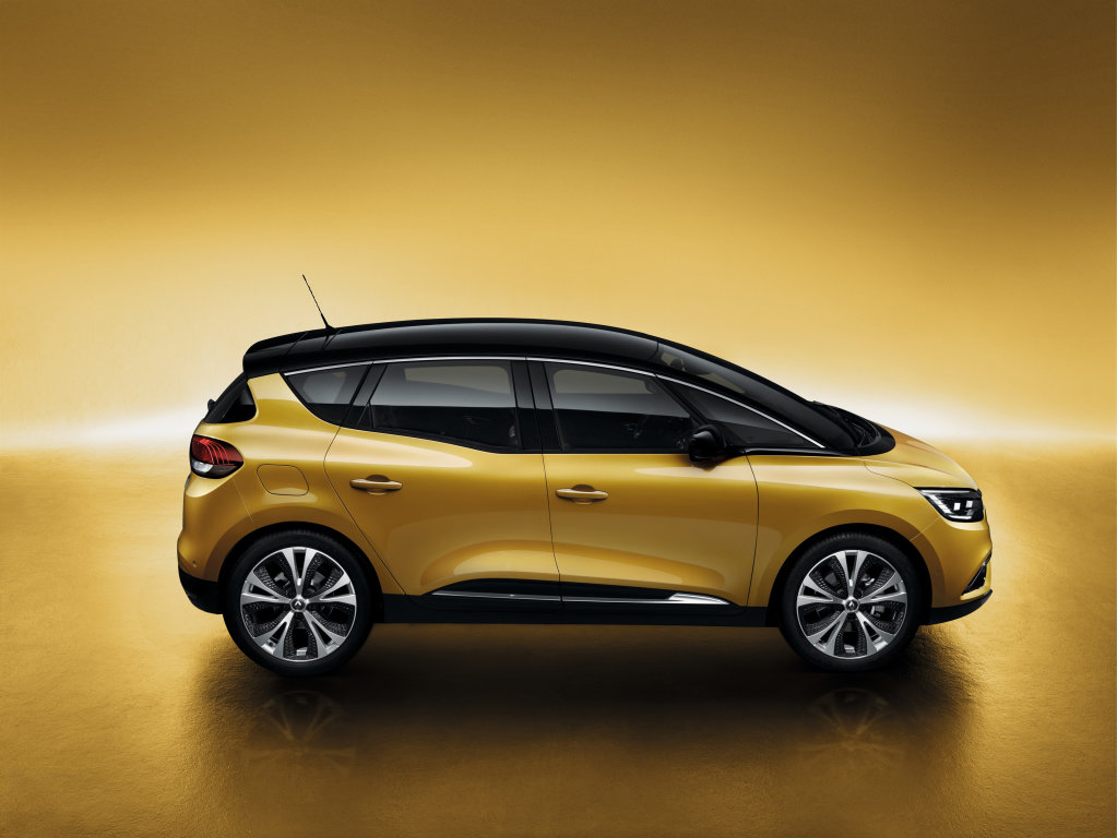 Z profilu zaujme hned několik věcí, Renault Scénic.