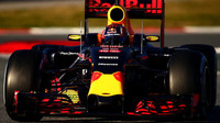 Daniil Kvjat při posledních předsezonních testech v Barceloně s novým vozem ed Bull RB12 - Renault