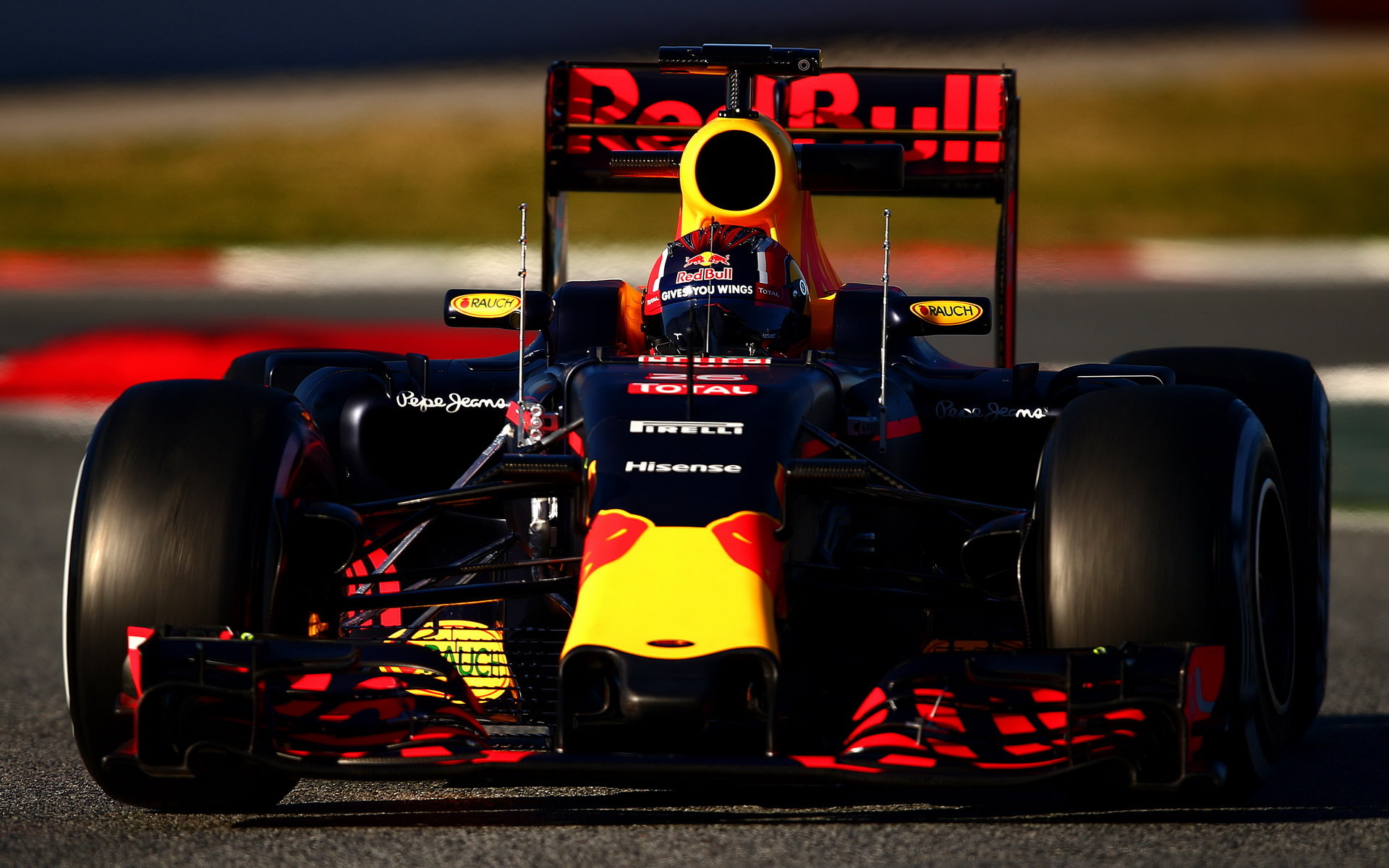 Daniil Kvjat při posledních předsezonních testech v Barceloně s novým vozem ed Bull RB12 - Renault