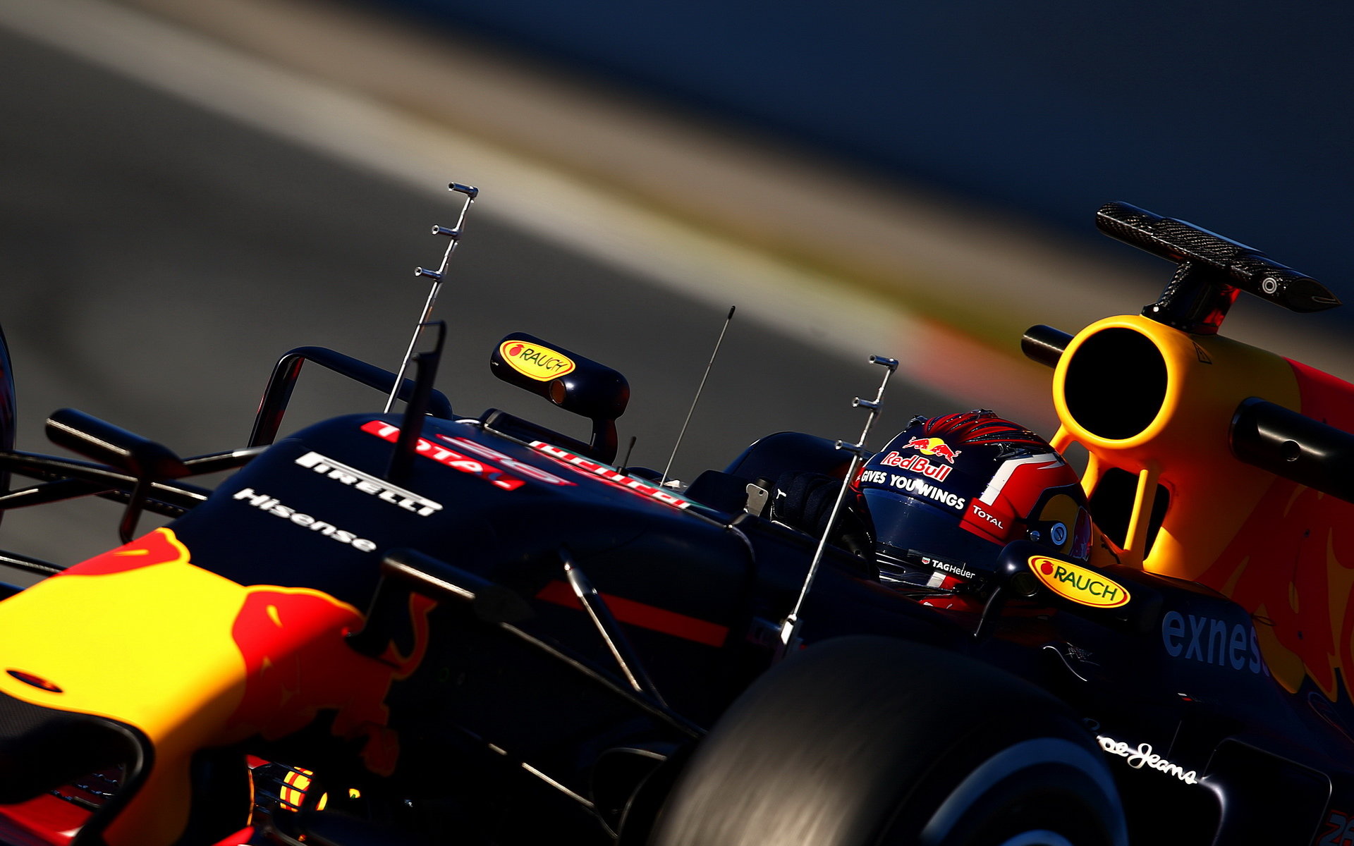 Daniil Kvjat při posledních předsezonních testech v Barceloně s novým vozem ed Bull RB12 - Renault