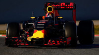 Daniil Kvjat při posledních předsezonních testech v Barceloně s novým vozem ed Bull RB12 - Renault