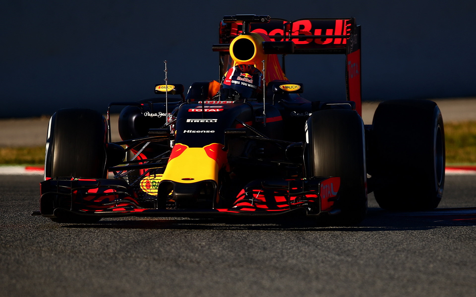 Daniil Kvjat při posledních předsezonních testech v Barceloně s novým vozem ed Bull RB12 - Renault