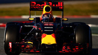 Daniil Kvjat při posledních předsezonních testech v Barceloně s novým vozem ed Bull RB12 - Renault