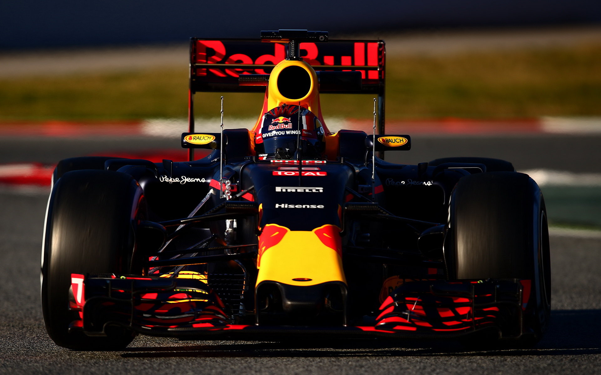 Daniil Kvjat při posledních předsezonních testech v Barceloně s novým vozem ed Bull RB12 - Renault