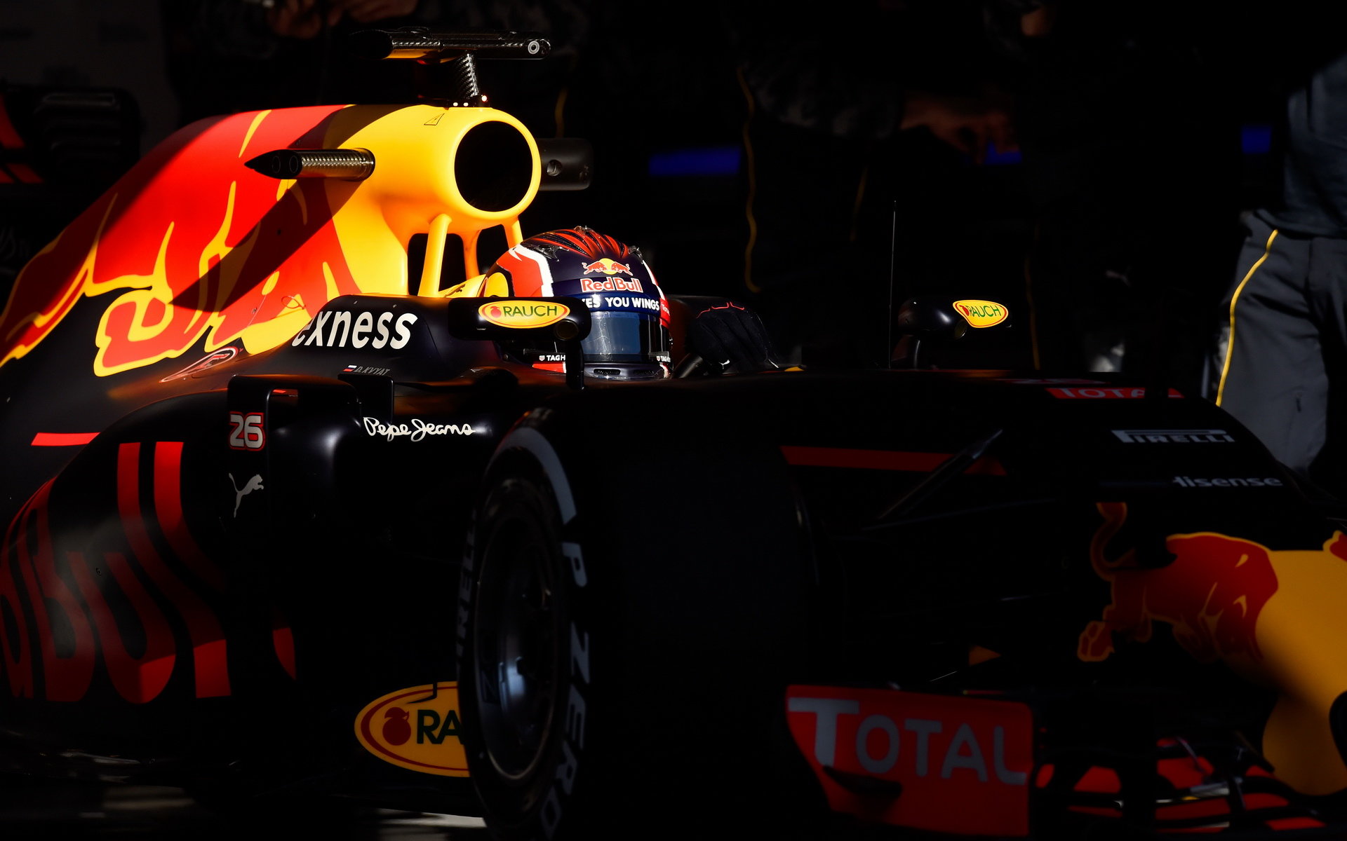 Daniil Kvjat při posledních předsezonních testech v Barceloně s novým vozem ed Bull RB12 - Renault