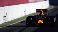 Daniil Kvjat při posledních předsezonních testech v Barceloně s novým vozem ed Bull RB12 - Renault