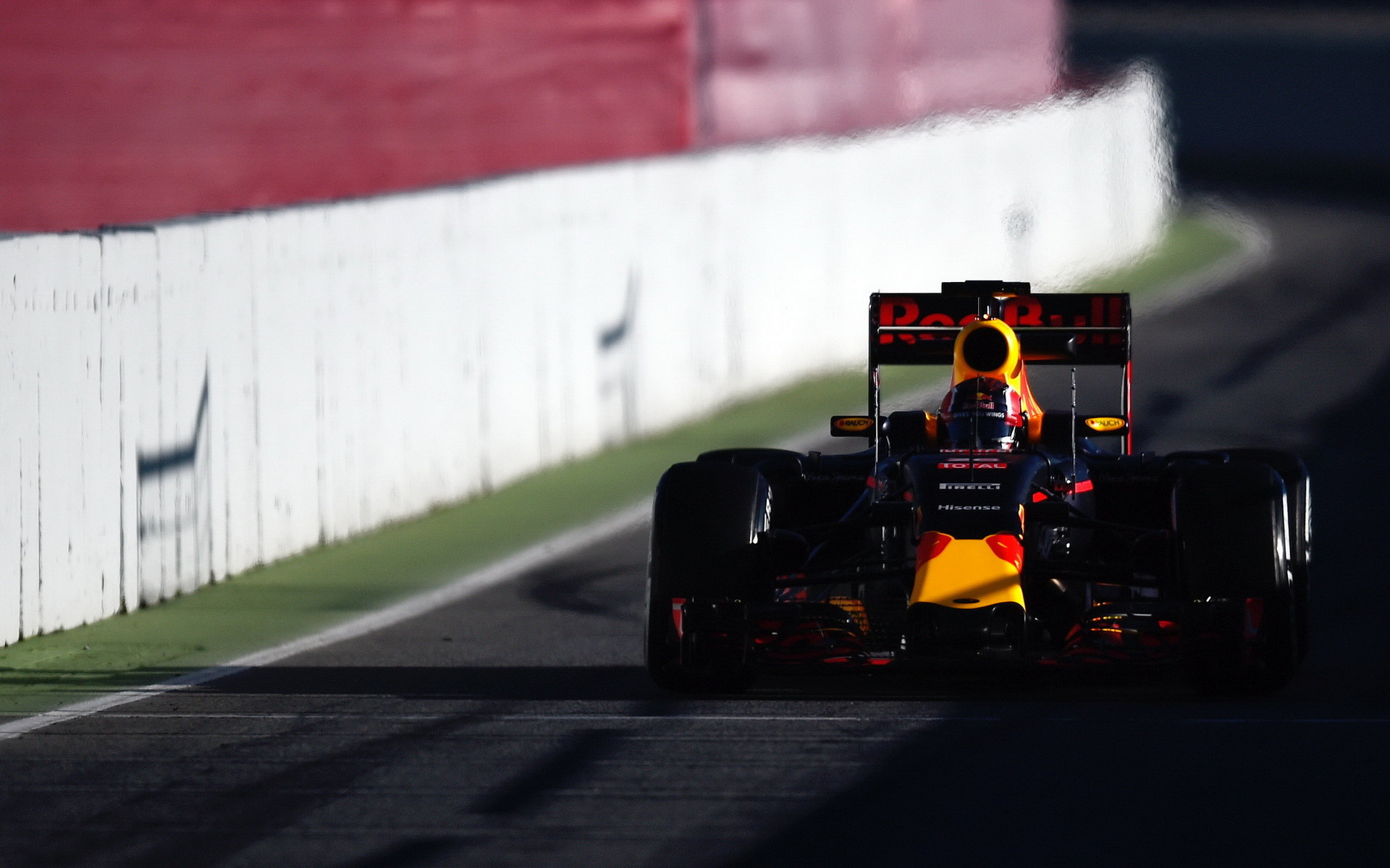 Daniil Kvjat při posledních předsezonních testech v Barceloně s novým vozem ed Bull RB12 - Renault