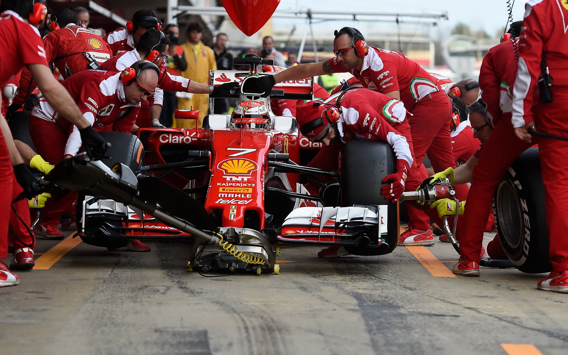 Kimi Räikkönen při zastávce v boxech